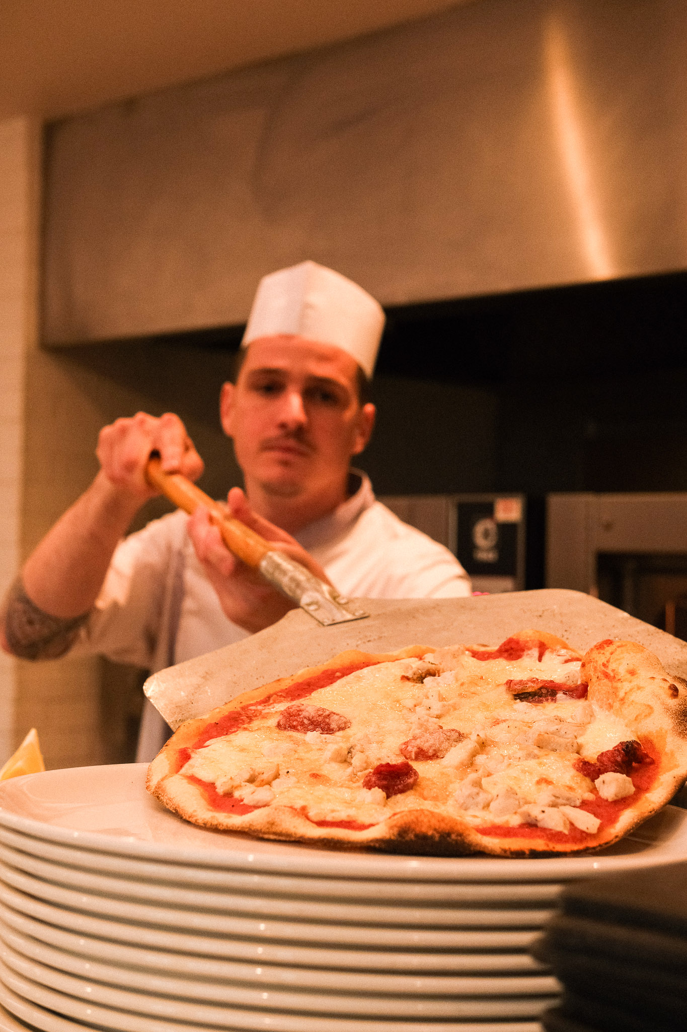 Pizza qui sort du four